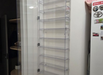 Декоративная полка-стеллаж с дверцами для коллекционирования