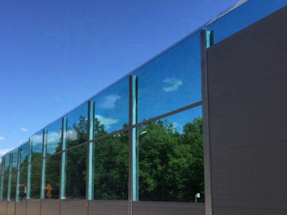 Монолитный поликарбонат для заполнения шумозащитных экранов